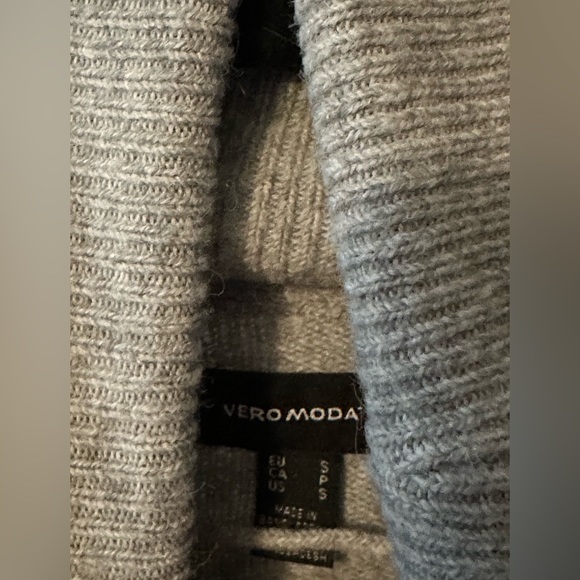 Grey sweater dress, perfect for spring with boots or loafers - Picture 4 of 4